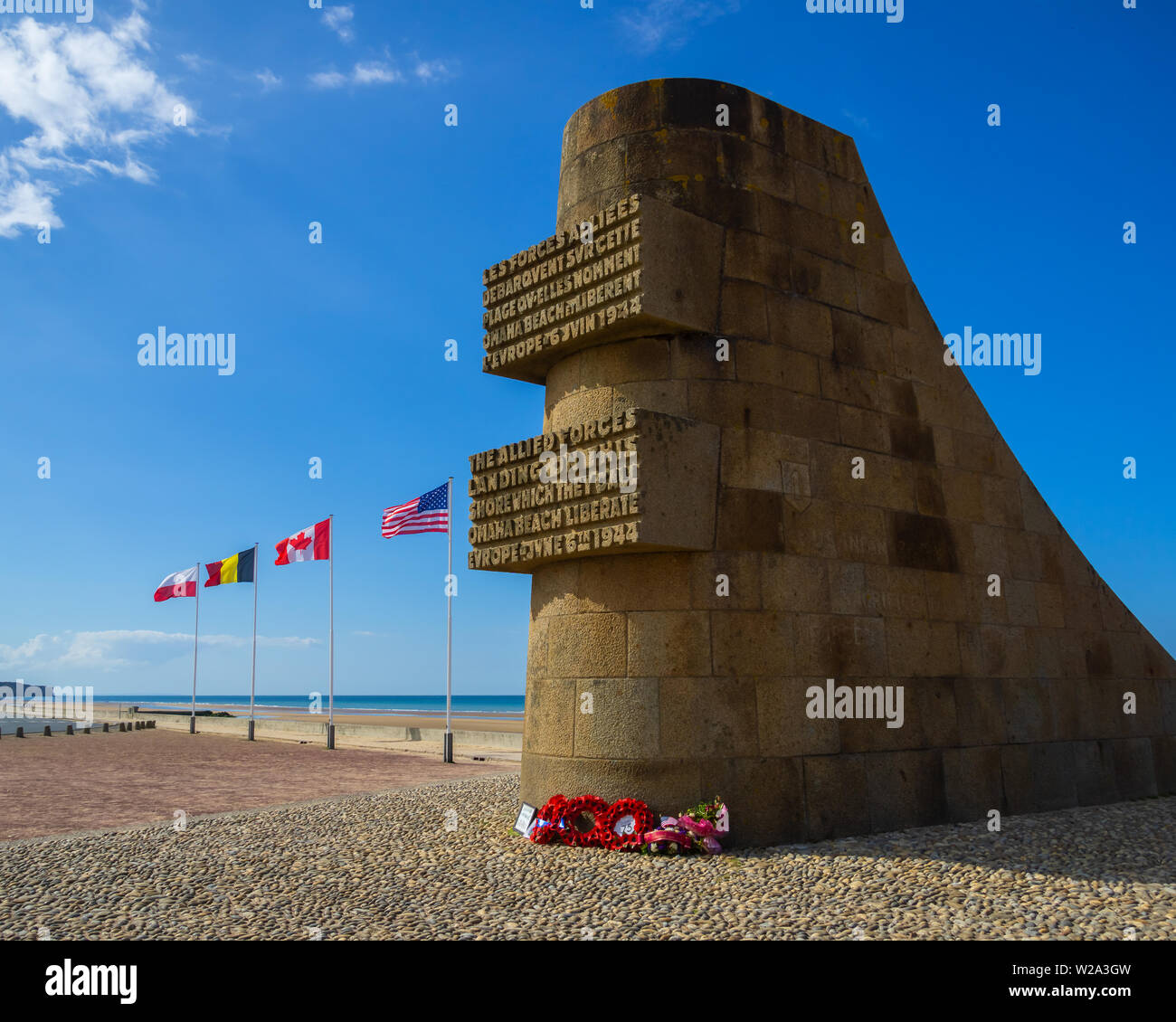 Weltkrieg zwei D-Day Memorial Denkmal Signal am Omaha Beach mit Flaggen im Hintergrund, Saint-Laurent-sur-Mer, Normandie, Frankreich. Stockfoto