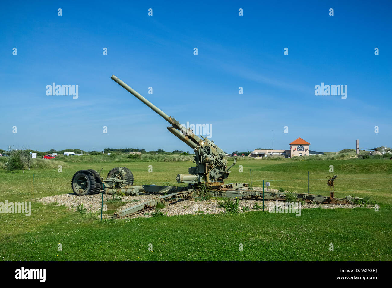 Weltkrieg zwei US-flak Cannon oder Feld Gewehr außerhalb des D-Day Utah Beach Museum, Saint-marie-du-Mont, Normandie, Frankreich. Stockfoto