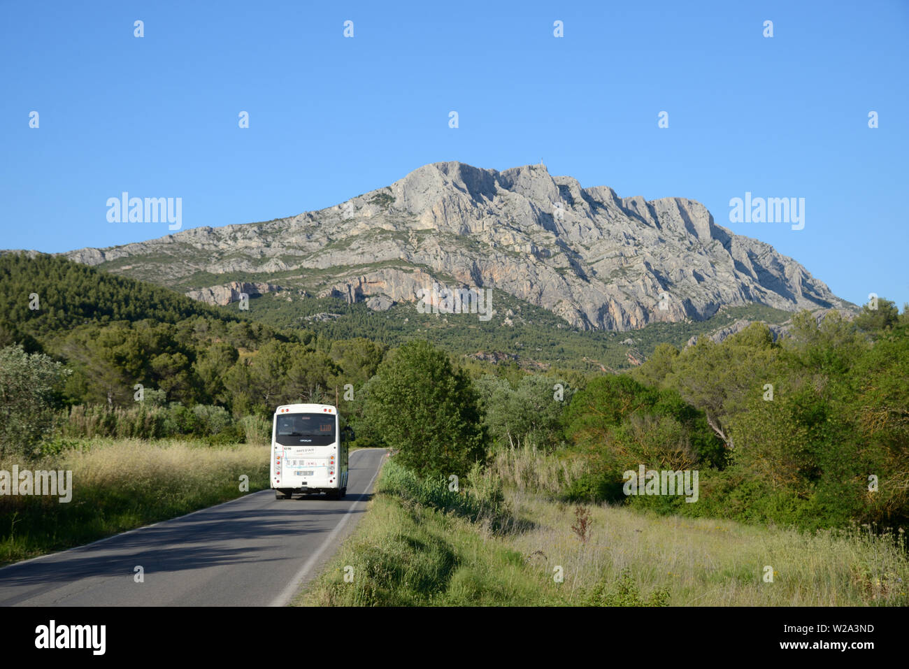 Süd-west-Ansicht des Mont Sainte-Victoire oder Montagne Sante-Victoire & Ländliche Bus Service von beaurecueil in der Nähe von Aix-en-Provence Provence Frankreich Stockfoto