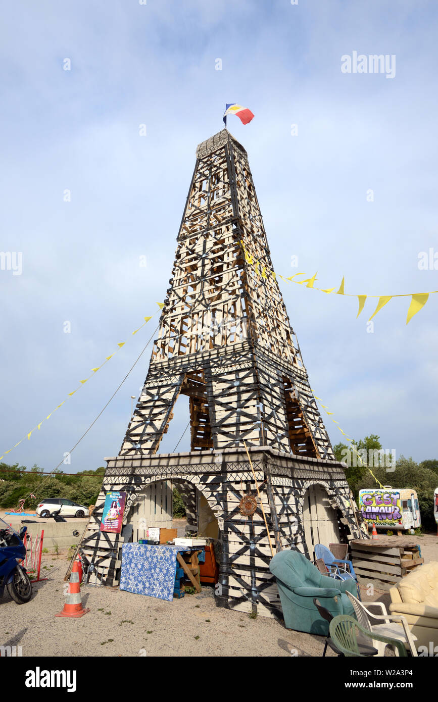 Zehn Meter hohes Modell des Eiffelturms gebaut von Holzpaletten während des Gilets Jaunes Demonstrationen, oder Gelb Bewegung, 2018-19 in Frankreich Stockfoto