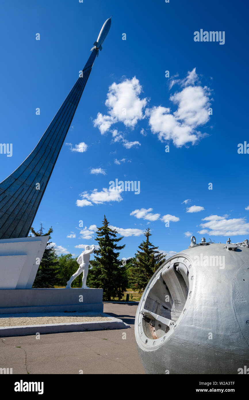 SMELOVKA, Saratow, Russland - Juli 2019: Ort der Landung des ersten Kosmonauten Juri Gagarin. Stella und Denkmal. Lander Raumfahrzeuge. Stockfoto