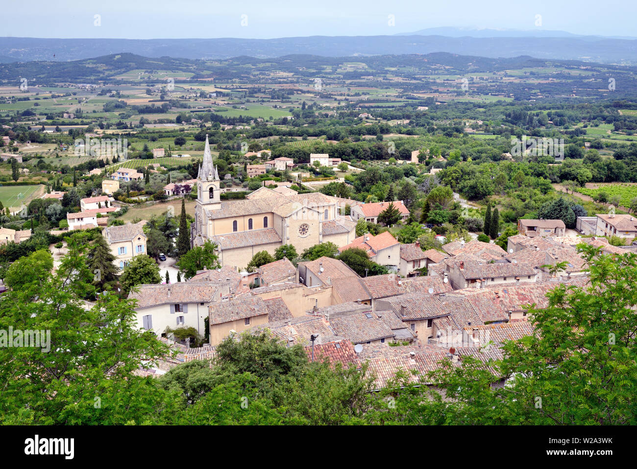 Luftbild oder hohen Winkel Blick über die Dächer der Hill Village oder Dorf Bonnieux im Regionalpark Luberon Vaucluse Provence Stockfoto