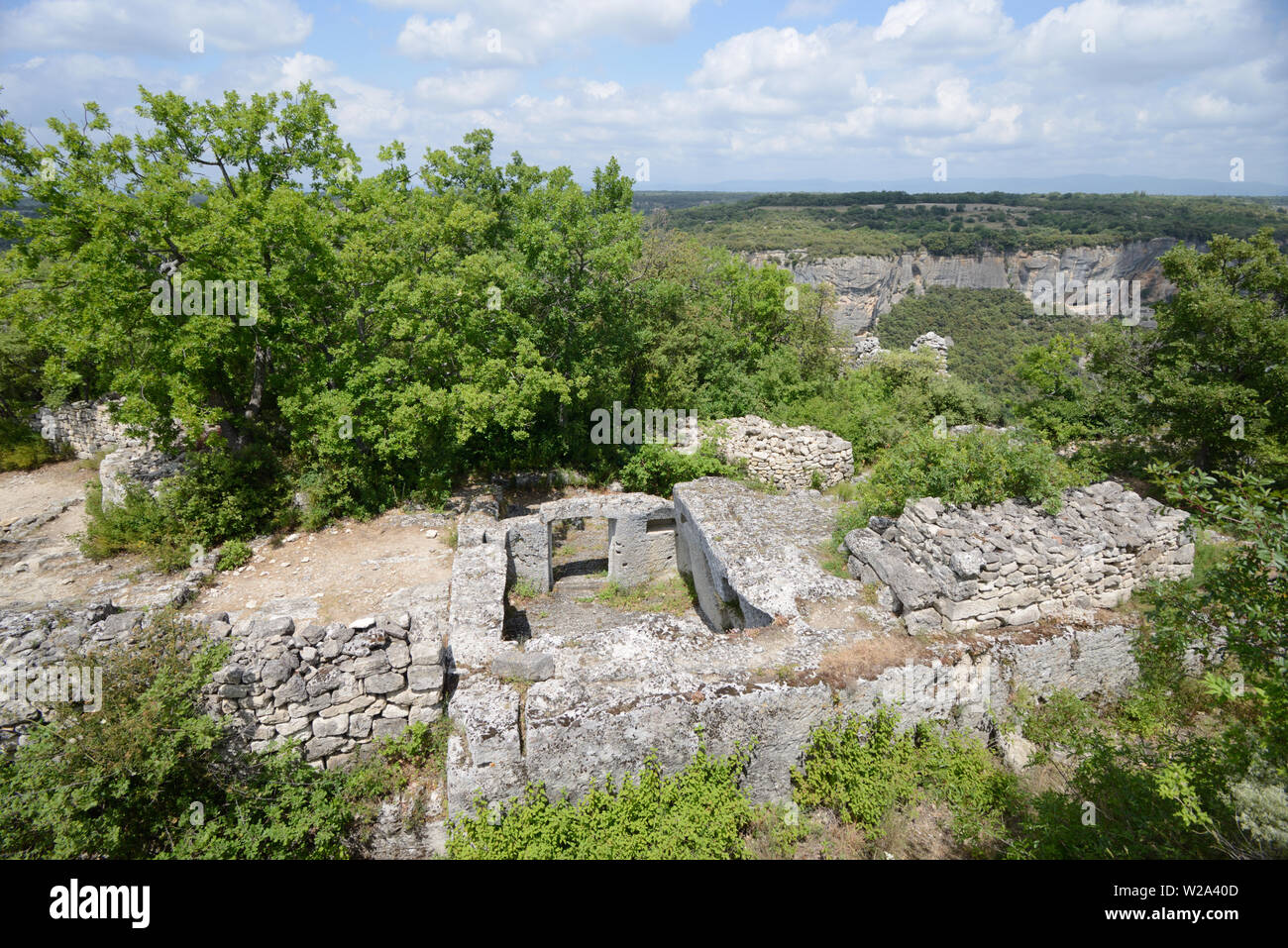Ruiniert Stone-Carved Haus mit steinernen Türsturz des zerstörten Dorf Buoux Fort Buoux Luberon Provence Frankreich Stockfoto