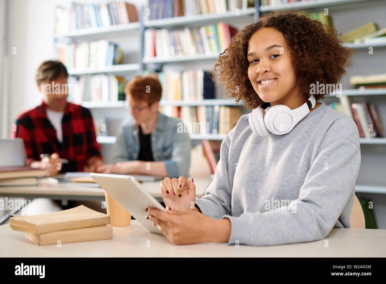 Lässig lächelnd multikulturelle Mädchen sweatshirt Stockfoto