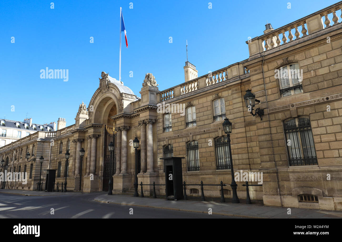 Blick auf Eingang Tor der Elysee Palace von der Rue du Faubourg Saint-Honoré. Elysee Palace - offizielle Residenz des Präsidenten der Französischen Republik Stockfoto