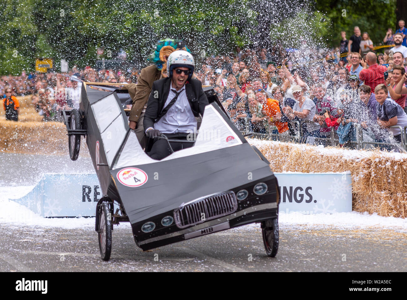 Red Bull Seifenkistenrennen an der "Ally Pally" in London, die sich in der Alexandra Park unter Alexandra Palace. Rund 60 Teams eingegeben, können Sie über die Konturen der Schwerkraft zu erlauben, die Vereinten Nationen zu senden mit handgefertigten soapbox Karren hinunter den Kurs mit Rampen von verschiedenen Designs, die manchmal die Karren Schäden, da sie Land Stockfoto