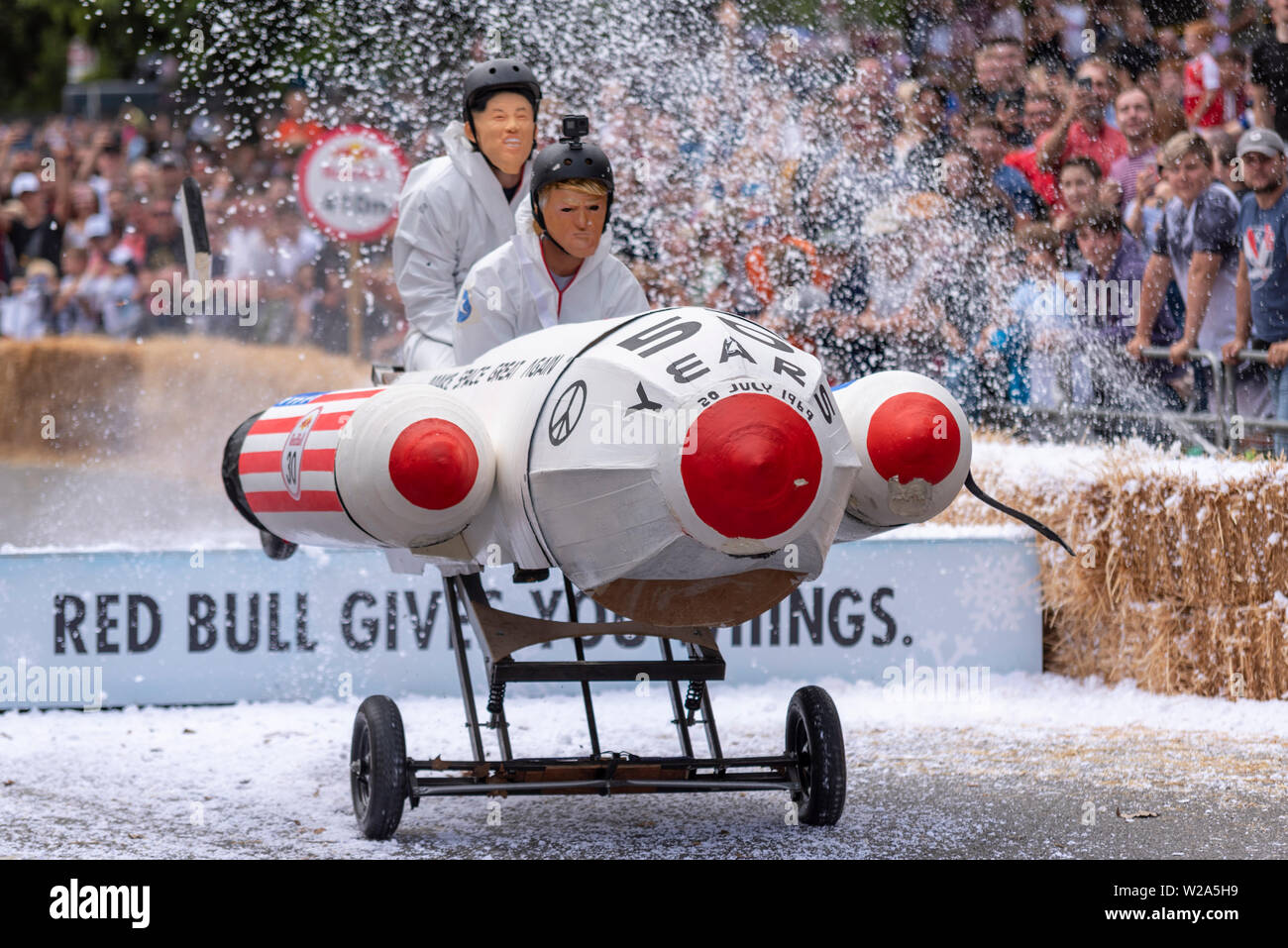 Red Bull Seifenkistenrennen an der "Ally Pally" in London, die sich in der Alexandra Park unter Alexandra Palace. Rund 60 Teams eingegeben, können Sie über die Konturen der Schwerkraft zu erlauben, die Vereinten Nationen zu senden mit handgefertigten soapbox Karren hinunter den Kurs mit Rampen von verschiedenen Designs, die manchmal die Karren Schäden, da sie Land Stockfoto