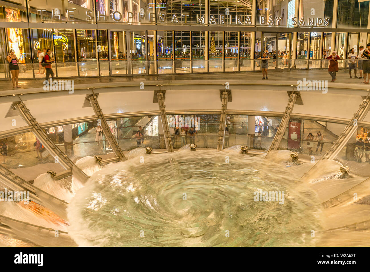 Wassertornado-Brunnen im Marina Bay Sands Shopping Centre, Singapur Stockfoto