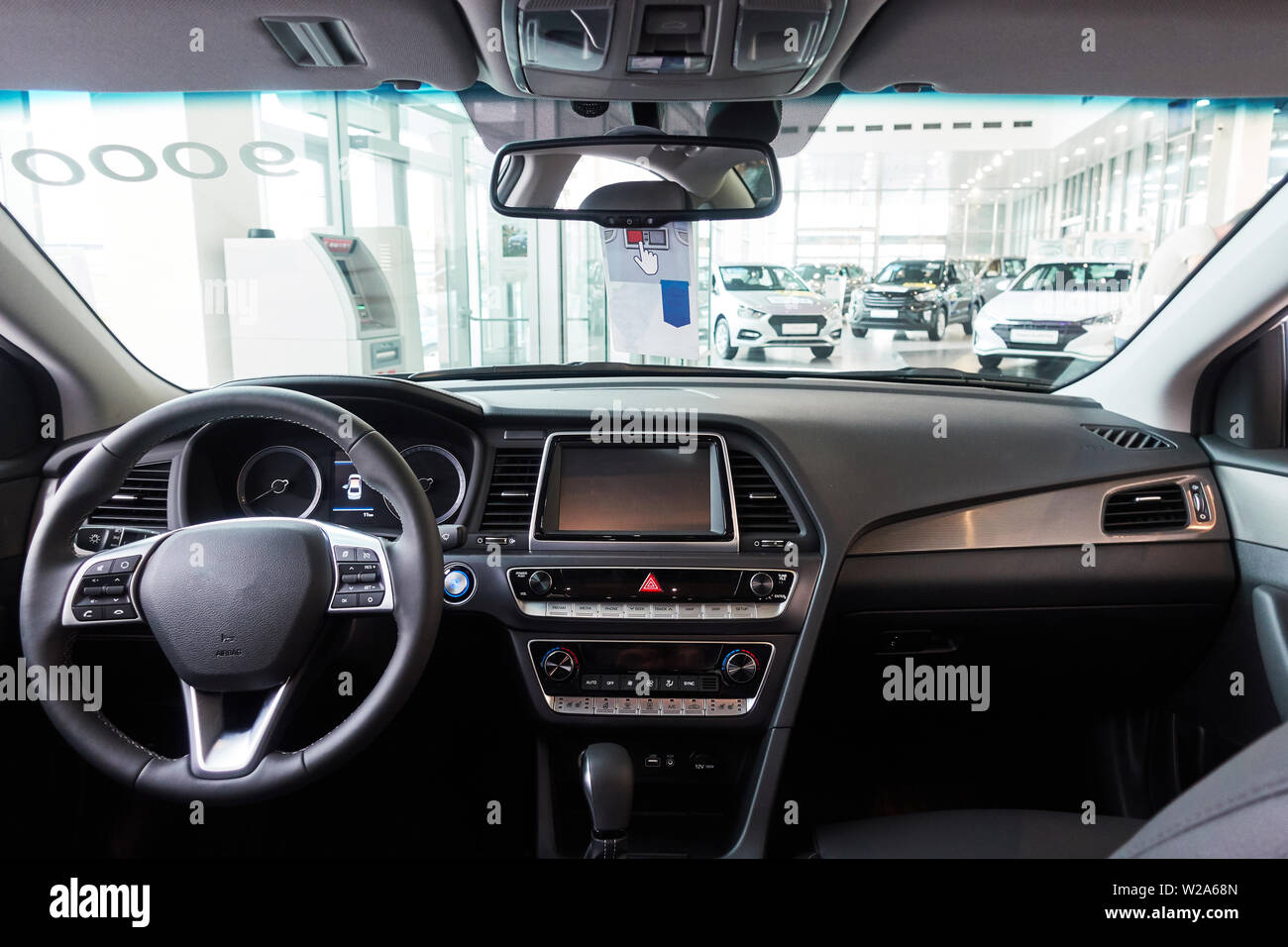 Das Auto in den Fahrersitz. Das Innere eines renommierten modernes Auto. Neues Auto im Inneren. Stockfoto
