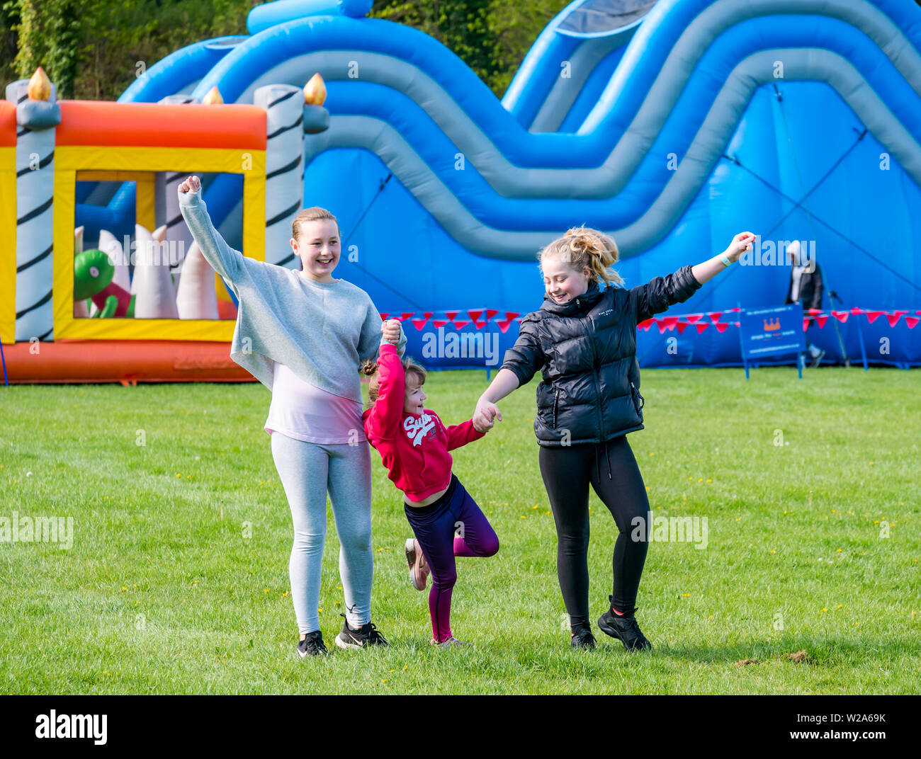 Labyrinth Herausforderung, Dalkeith Country Park, Midlothian, Schottland, Großbritannien. Glückliche Kinder auf der Welt längste aufblasbaren Hindernisparcours aufgeregt Stockfoto