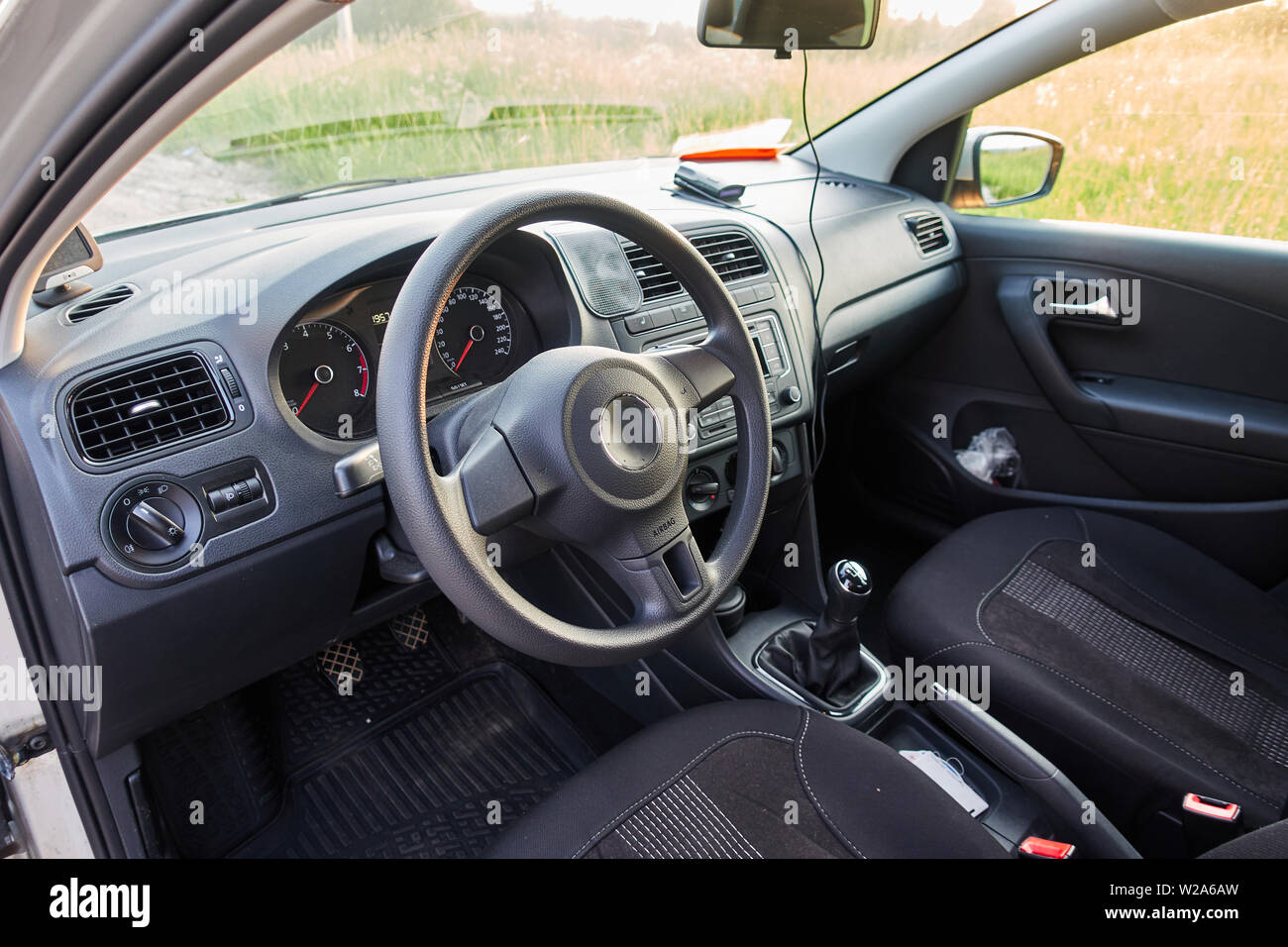 Das Auto in den Fahrersitz. Das Innere eines renommierten modernes Auto. Stockfoto