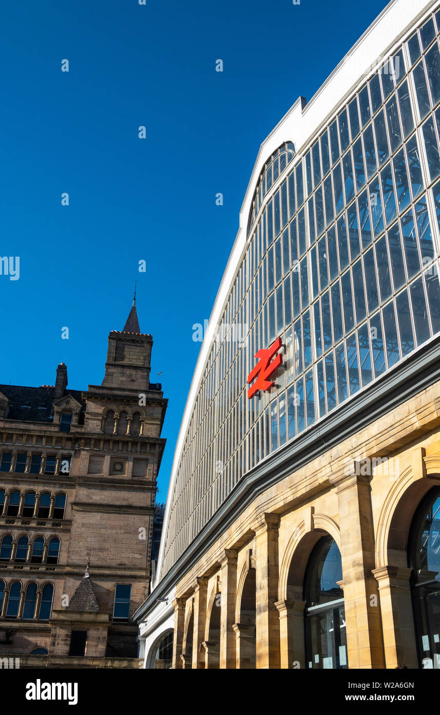 Kontrastreiche Architektur Stile in Liverpool, England Stockfoto