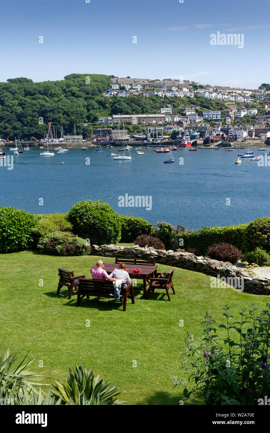 Ein schöner Ort, um bei einem Drink zu entspannen und die herrliche Aussicht über den Fluss Fowey genießen Sie in dem kleinen Dorf Polruan Stockfoto