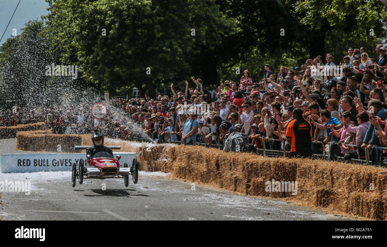 London, Großbritannien. 7 Juli 2019 Red Bull Seifenkistenrennen die internationale Veranstaltung in der Amateur Fahrer rennen Hausgemachte soapbox Fahrzeuge. Jedes von Hand gefertigte Maschine ist durch nichts aber schiere Mut getankt, die Schwerkraft. Dieses einzigartige, nicht-motorisierte Rennen Herausforderungen sowohl erfahrene Rennfahrer und Amateure zu entwerfen und unverschämte soapbox Traum Maschinen bauen und gegen die Uhr in ein Downhill Rennen konkurrieren. Manchmal geht etwas schief gehen, aber für diese Kostüme tragen Treiber ist alles Spaß. Paul Quezada-Neiman/Alamy leben Nachrichten Stockfoto