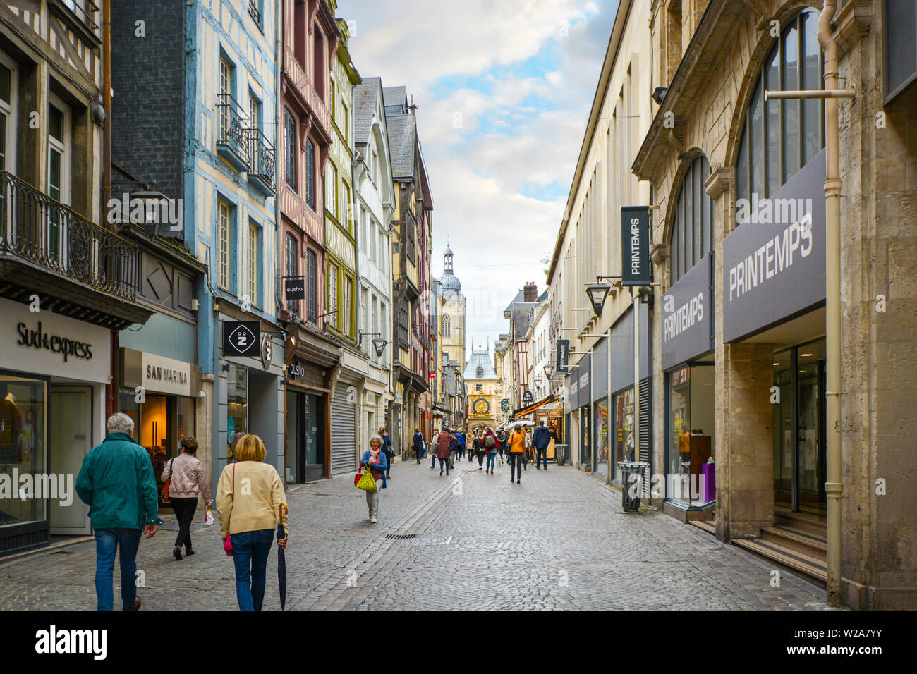 Touristen genießen Sie einen Spaziergang entlang der Geschäfte in der Rue du Gros Orloge in Rouen Frankreich mit der Astronomischen Uhr im Hintergrund. Stockfoto