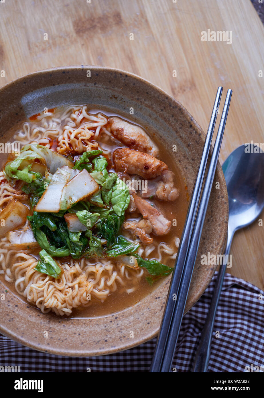 Würzige Suppe, Nudeln in die Schüssel ein. Stockfoto