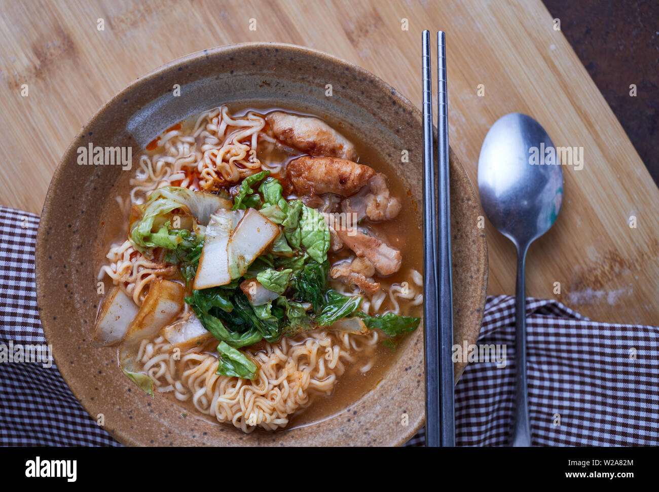 Würzige Suppe, Nudeln in die Schüssel ein. Stockfoto
