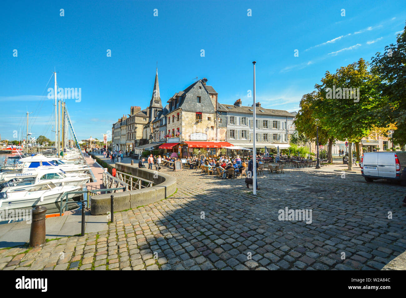 Das bunte Dorf der Normandie Frankreich an der Küste der Normandie mit seinem alten Hafen, Schnittholzhäuser und Straßencafés Stockfoto