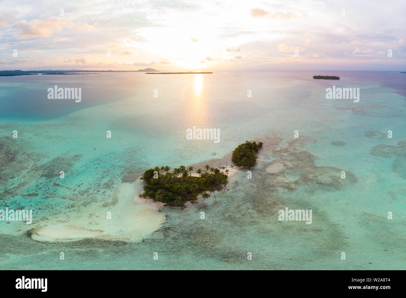 Luftaufnahme Banyak Inseln Sumatra tropischen Archipel in Indonesien, Coral Reef dramatische Himmel Sonnenuntergang. Reiseziel, Tauchen Schnorcheln, uncontaminat Stockfoto
