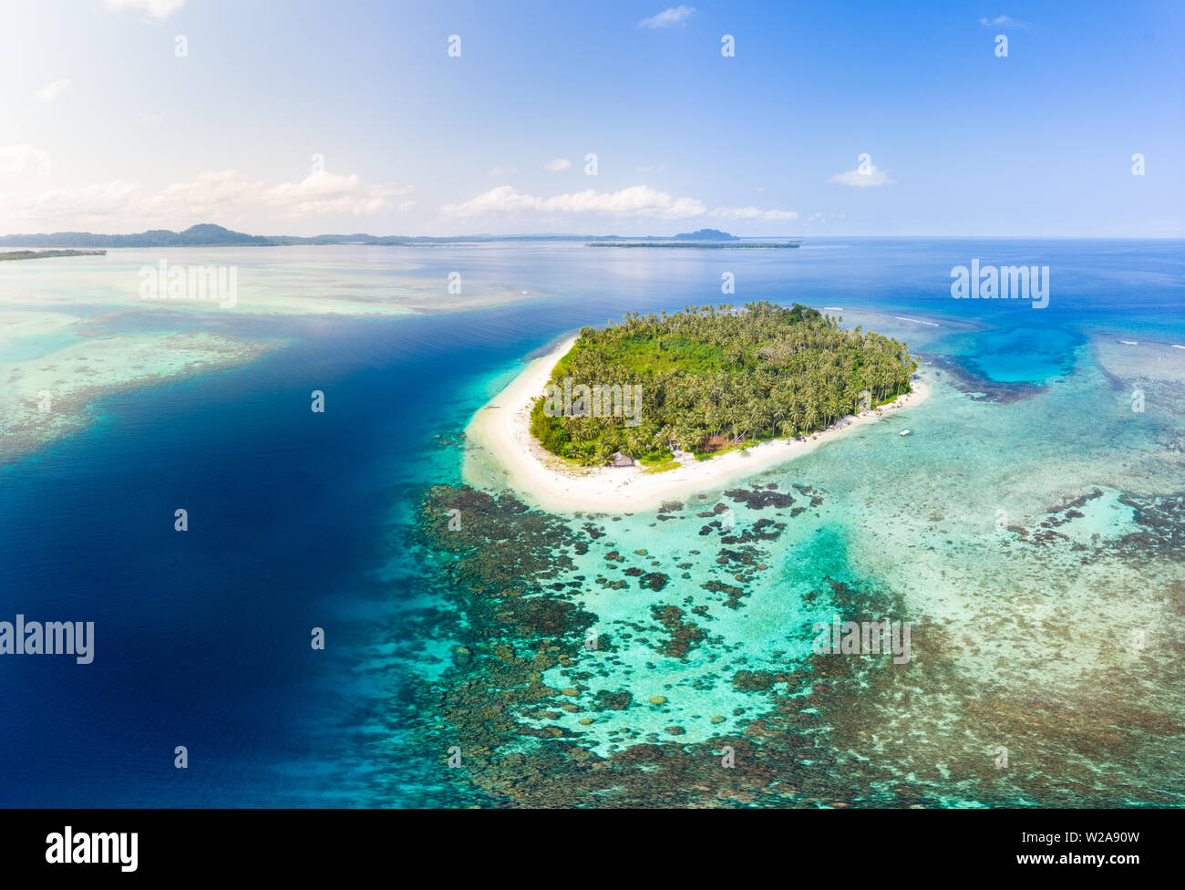 Luftaufnahme Banyak Inseln Sumatra tropischen Archipel in Indonesien, Coral Reef Beach, türkisfarbenem Wasser. Reiseziel, Tauchen Schnorcheln, uncontamin Stockfoto