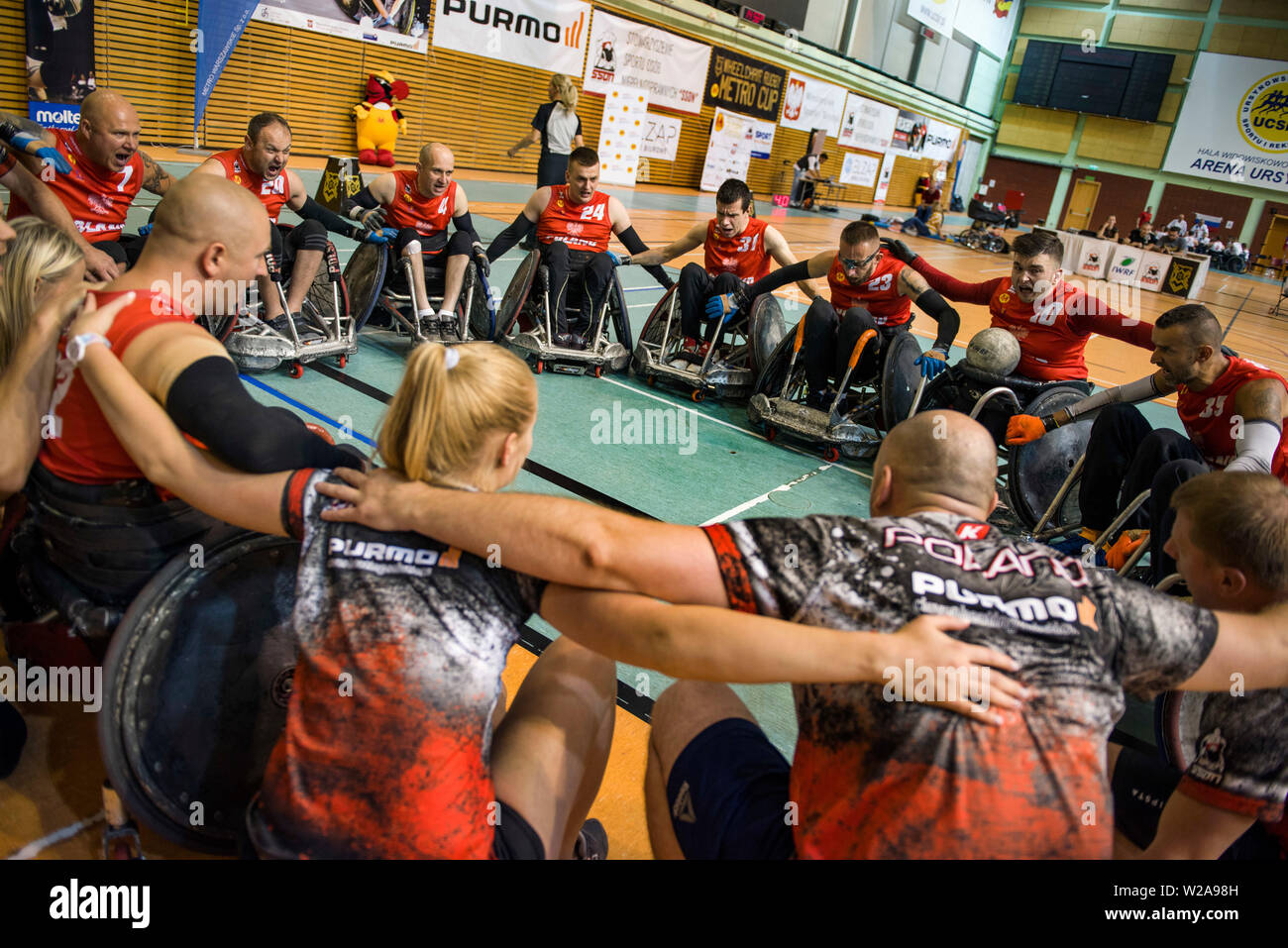 Das polnische Team hört auf die Strategie und motivierende Rede des Trainers. Die französische Nationalmannschaft schlagen die Deutschen, 42:47 während der abschließenden und gewann die U-Schale für das zweite mal. Die U-Cup ist die größte internationale Rollstuhl Rugby Turnier in Polen. Vom 4. bis 6. Juli 2019, die siebte Ausgabe der Veranstaltung war am Ursynów Arena in Warschau statt. Rollstuhl Rugby ist eine paralympische Sportart für Menschen mit Querschnittslähmung im zervikalen Bereich und Menschen mit Bein Erkrankungen. Stockfoto