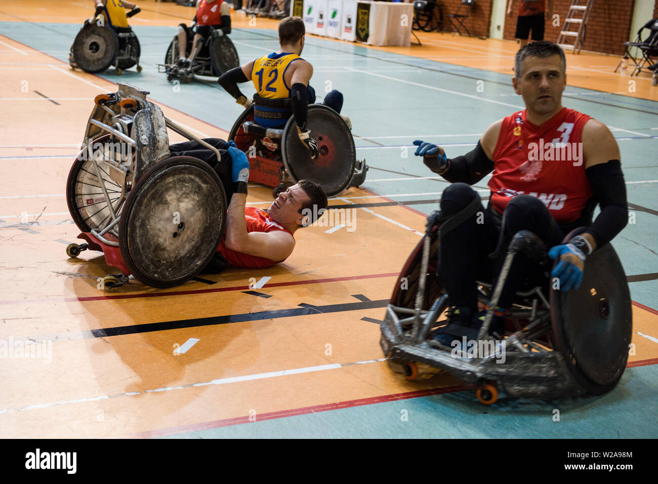 Ein polnischer Spieler legt auf dem Boden nach einem Sturz über während des Spiels. Die französische Nationalmannschaft schlagen die Deutschen, 42:47 während der abschließenden und gewann die U-Schale für das zweite mal. Die U-Cup ist die größte internationale Rollstuhl Rugby Turnier in Polen. Vom 4. bis 6. Juli 2019, die siebte Ausgabe der Veranstaltung war am Ursynów Arena in Warschau statt. Rollstuhl Rugby ist eine paralympische Sportart für Menschen mit Querschnittslähmung im zervikalen Bereich und Menschen mit Bein Erkrankungen. Stockfoto