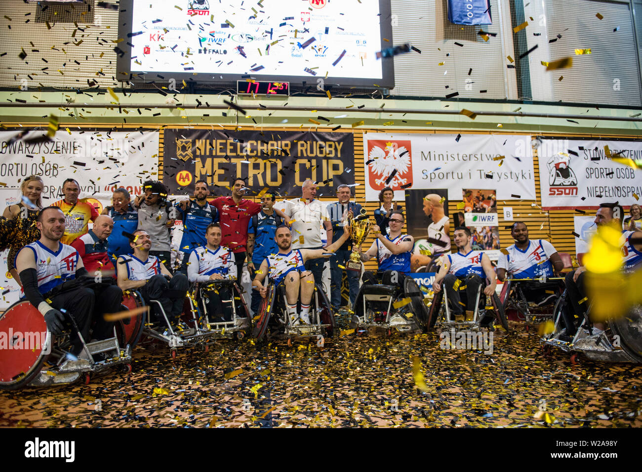 Das französische Team feiern ihren Sieg. Die französische Nationalmannschaft schlagen die Deutschen, 42:47 während der abschließenden und gewann die U-Schale für das zweite mal. Die U-Cup ist die größte internationale Rollstuhl Rugby Turnier in Polen. Vom 4. bis 6. Juli 2019, die siebte Ausgabe der Veranstaltung war am Ursynów Arena in Warschau statt. Rollstuhl Rugby ist eine paralympische Sportart für Menschen mit Querschnittslähmung im zervikalen Bereich und Menschen mit Bein Erkrankungen. Stockfoto