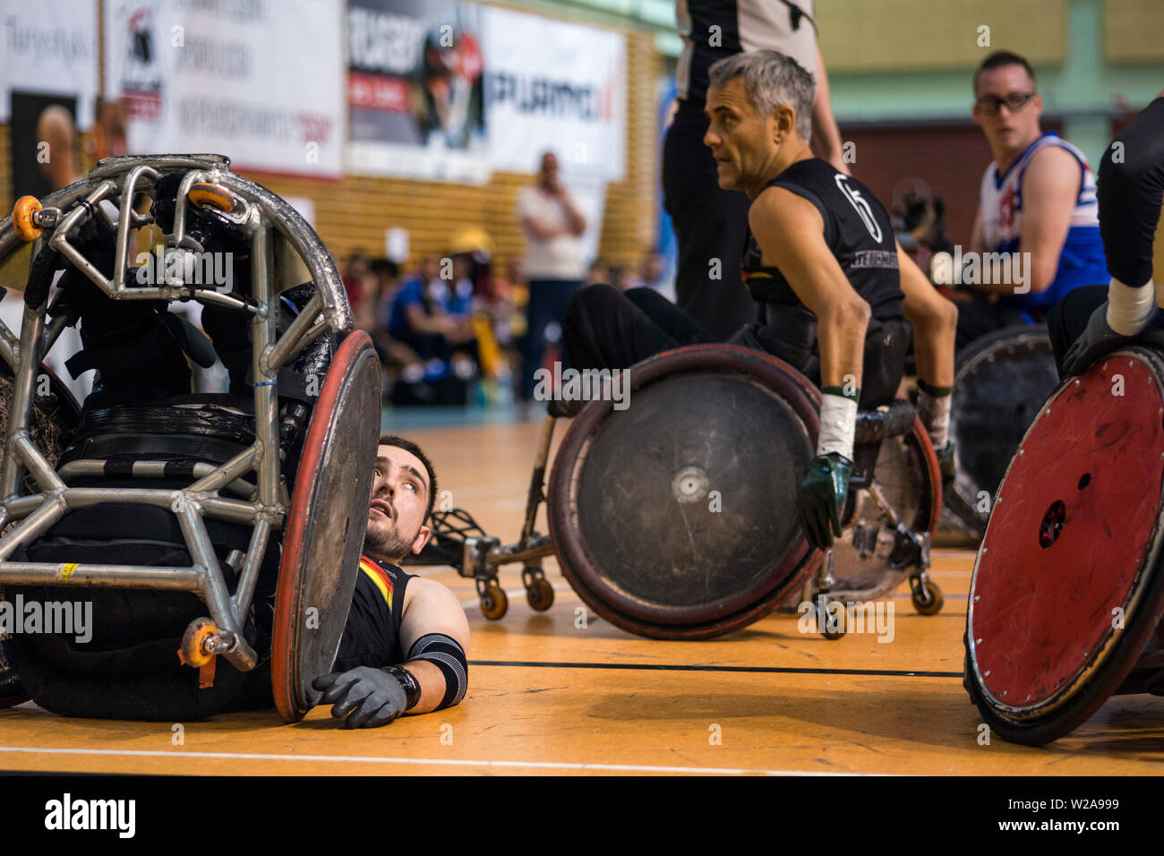 Ein französischer Spieler legt auf dem Boden nach einem Sturz über während des Spiels. Die französische Nationalmannschaft schlagen die Deutschen, 42:47 während der abschließenden und gewann die U-Schale für das zweite mal. Die U-Cup ist die größte internationale Rollstuhl Rugby Turnier in Polen. Vom 4. bis 6. Juli 2019, die siebte Ausgabe der Veranstaltung war am Ursynów Arena in Warschau statt. Rollstuhl Rugby ist eine paralympische Sportart für Menschen mit Querschnittslähmung im zervikalen Bereich und Menschen mit Bein Erkrankungen. Stockfoto