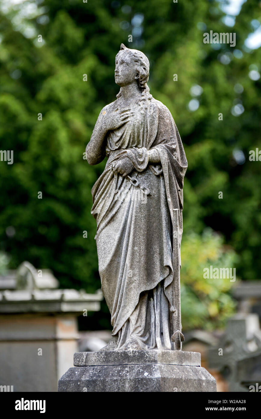 Die Figur einer Frau in der Trauer in Grange Friedhof, Edinburgh, Schottland, Großbritannien. Stockfoto