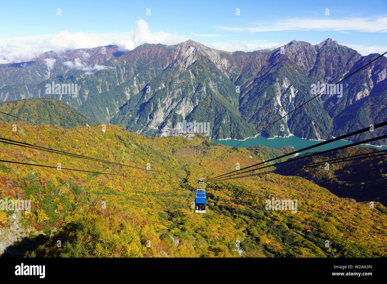 Seil und Seilbahn Heben von Personen an die Spitze der Bergrücken von Tal. Stockfoto