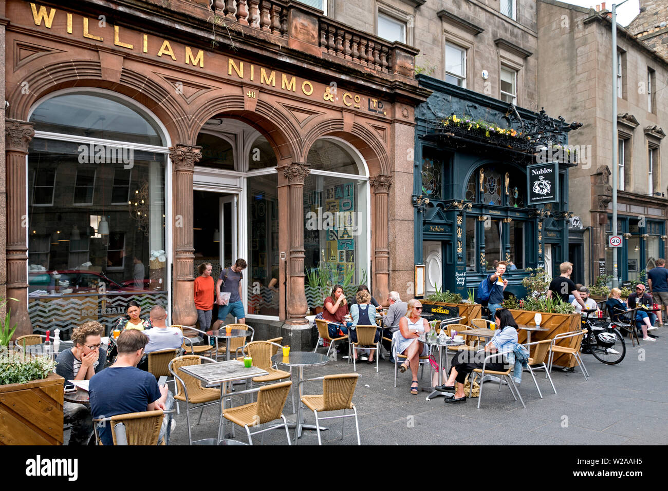 Rocksalt Cafe (mit original Beschilderungen für William Nimmo & Co) und Adlige Bar und Restaurant in Verfassung Street, Leith, Edinburgh, Schottland, Großbritannien. Stockfoto
