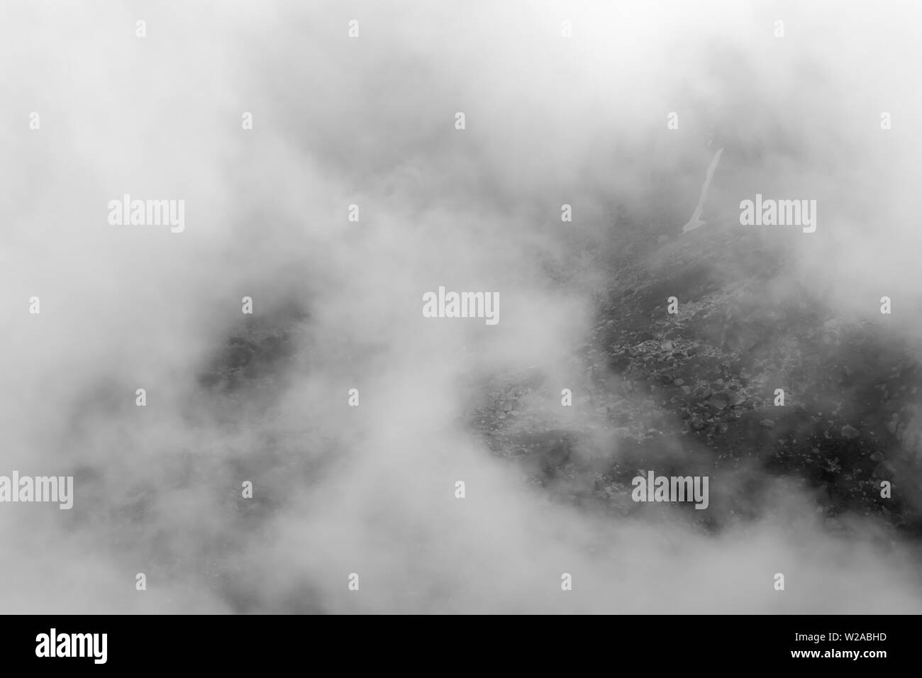 Minimalistische, weiche Ansicht von Nebel und Wolken das Hochland von Rila Gebirge in Bulgarien Stockfoto