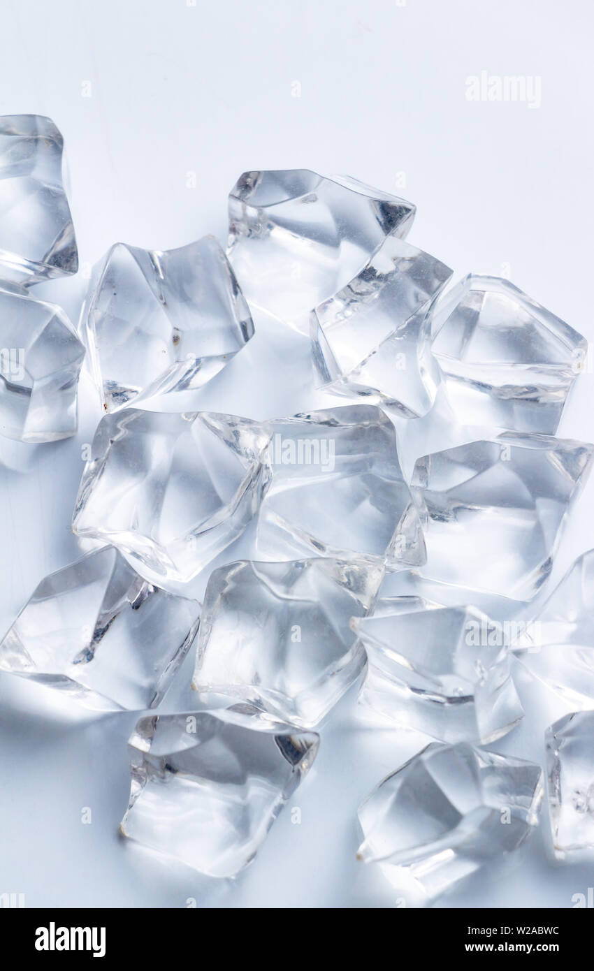 Kristall auf dem weißen Hintergrund Stockfoto