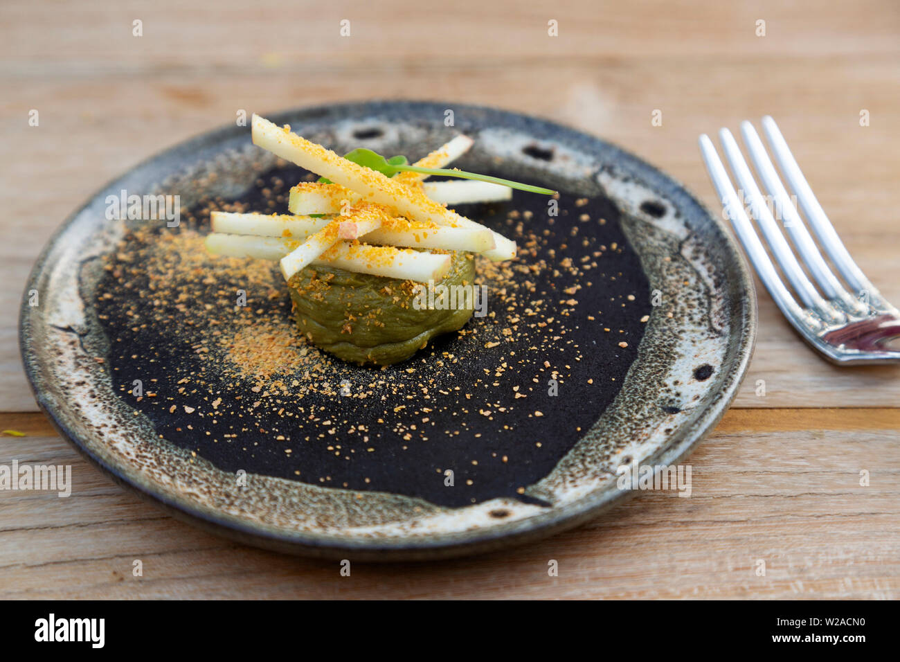 Vegetarische Küche in Berlin, Deutschland. Das Gericht verfügt über eine Avocado Creme mit Würzen und mit Apple sticks überstieg bestreut. Stockfoto