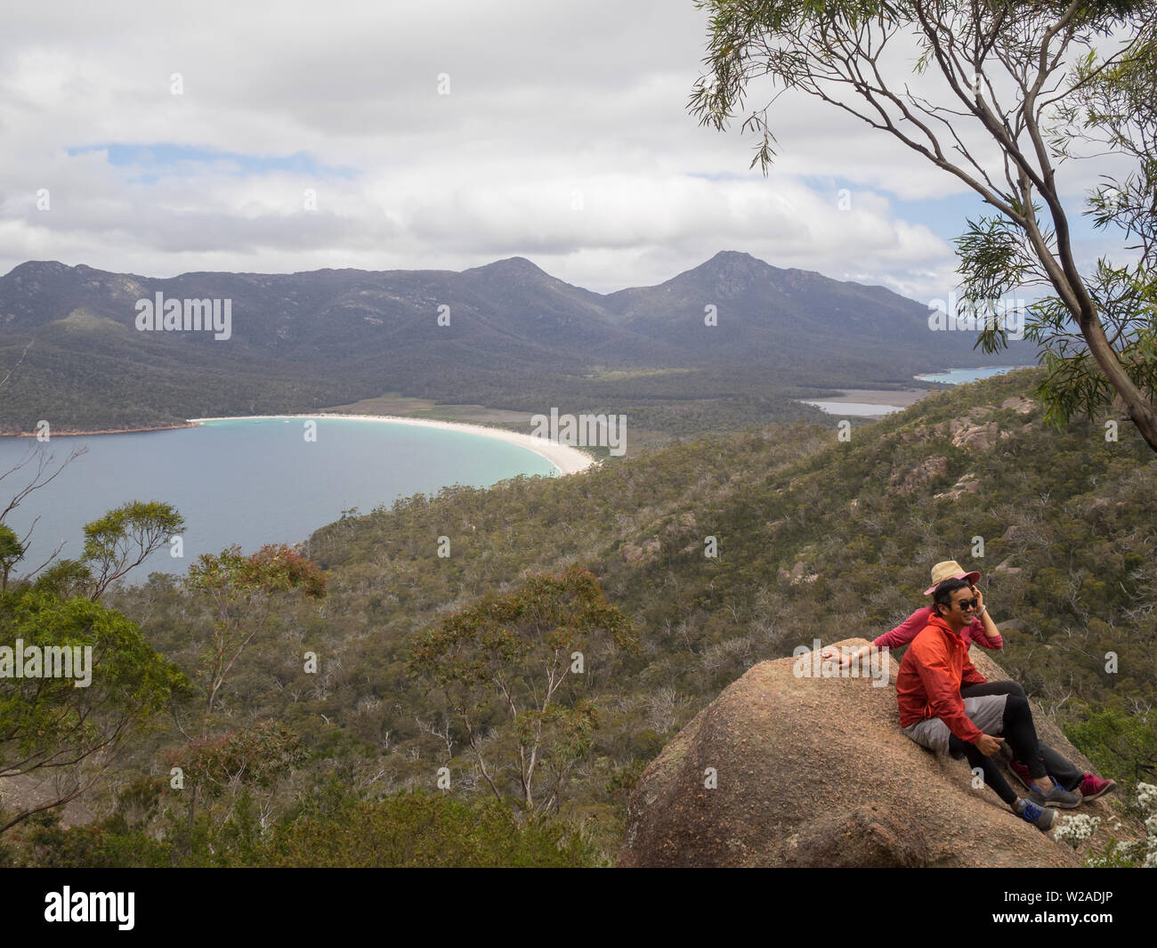 Touristen Aufnahmen im Wineglass Bay Lookout Stockfoto