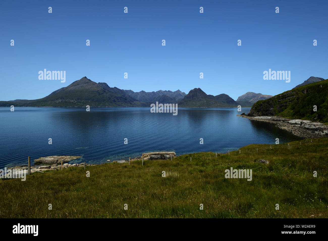 Blick von Elgol auf Loch Skavaig auf die Cuillin Hills Stockfoto