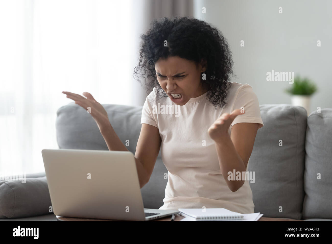 Verärgert betonte junge schwarze Frau an laptop Gefühl suchen genervt Stockfoto