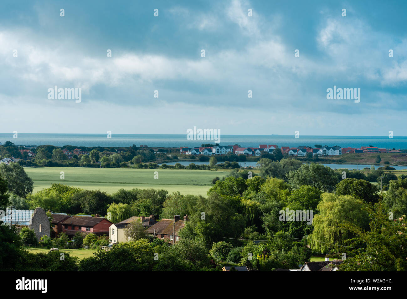 Stadt Hythe und die La Manche (Ärmelkanal) aus der Ferne Stockfoto