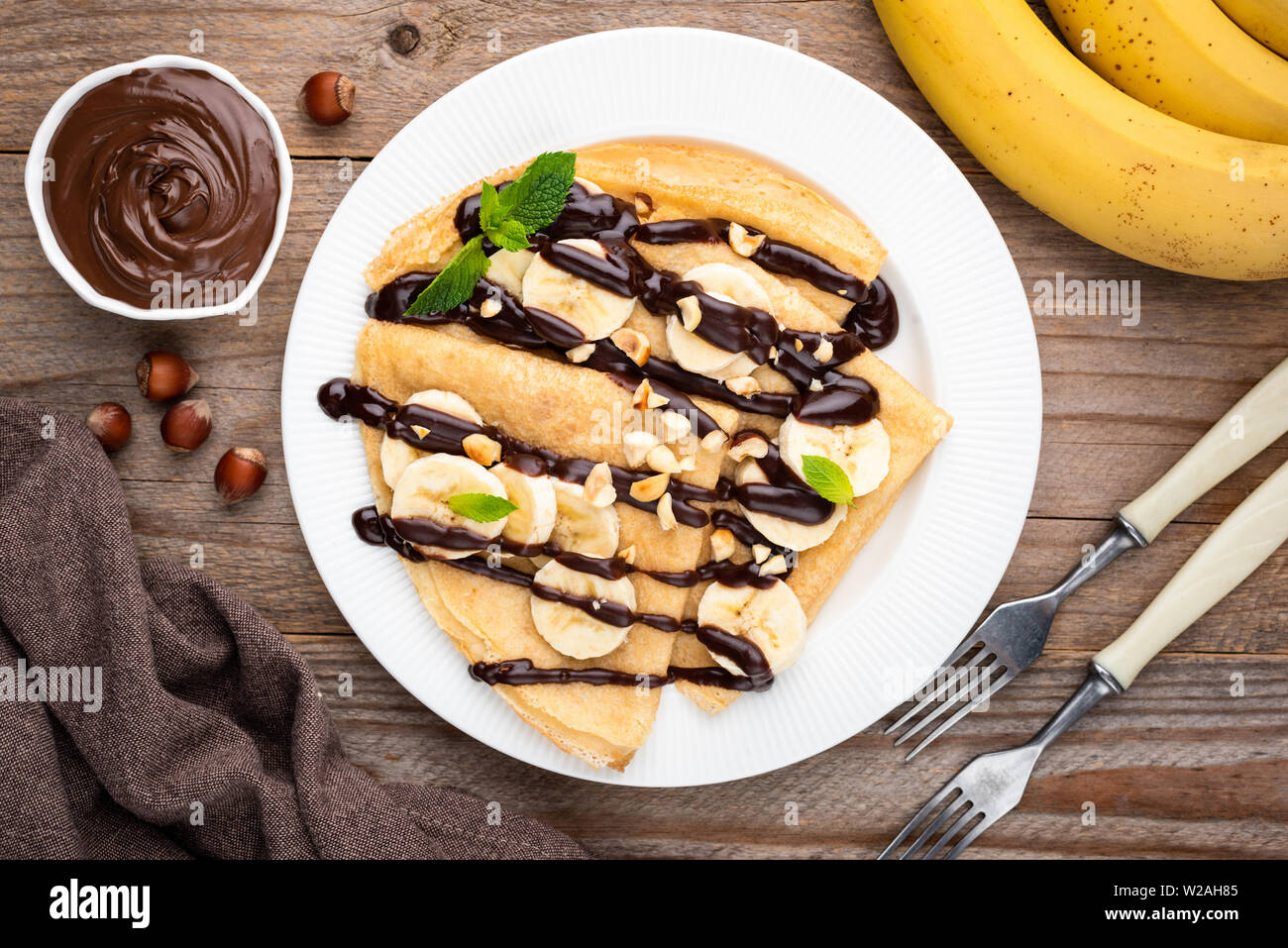 Pfannkuchen mit Banane und Schokosauce und Haselnuss Schokoladencreme ...