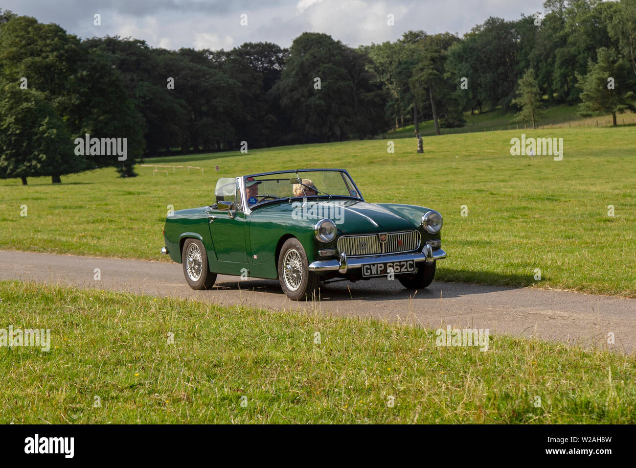 1965 60s Green MG Midget bei Classic Car Rally - Sonntag, 7. Juli 2019. Mark Woodwards Oldtimer- und Fahrradshow im Hochsommer reist zum malerischen Carnforth, um auf der diesjährigen Leighton Hall mehr Klassiker, historics, Oldtimer-Motoren und Sammlerstücke zu präsentieren, eine Gelegenheit, mehr als 500 Oldtimer bei einer der umfassendsten und vielfältigsten Shows des Oldtimer-Events im Sommer zu sehen. Stockfoto