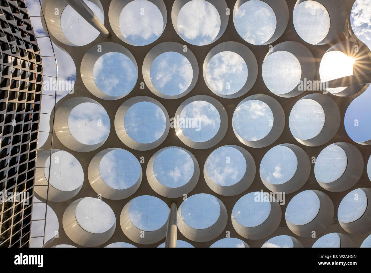 Utrecht, Niederlande, Bahnhofsvorplatz, Stationsplein, mit einem charakteristischen Wabenstruktur Vordach in Utrecht Centraal, Central Station und die Hoog Cat Stockfoto