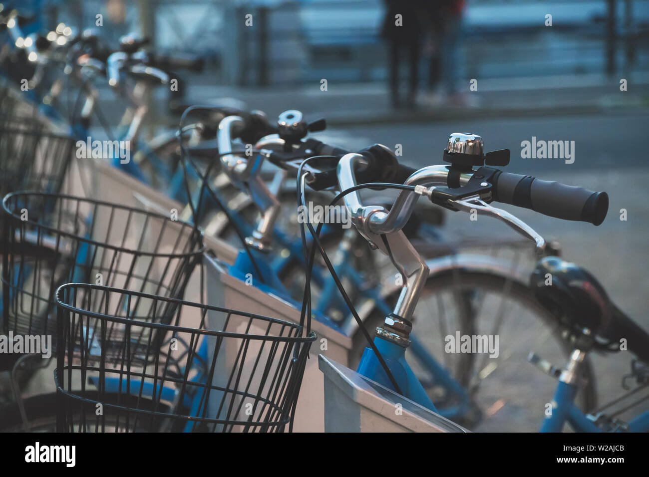Reihe der klassischen Fahrräder zum Mieten. Stockfoto