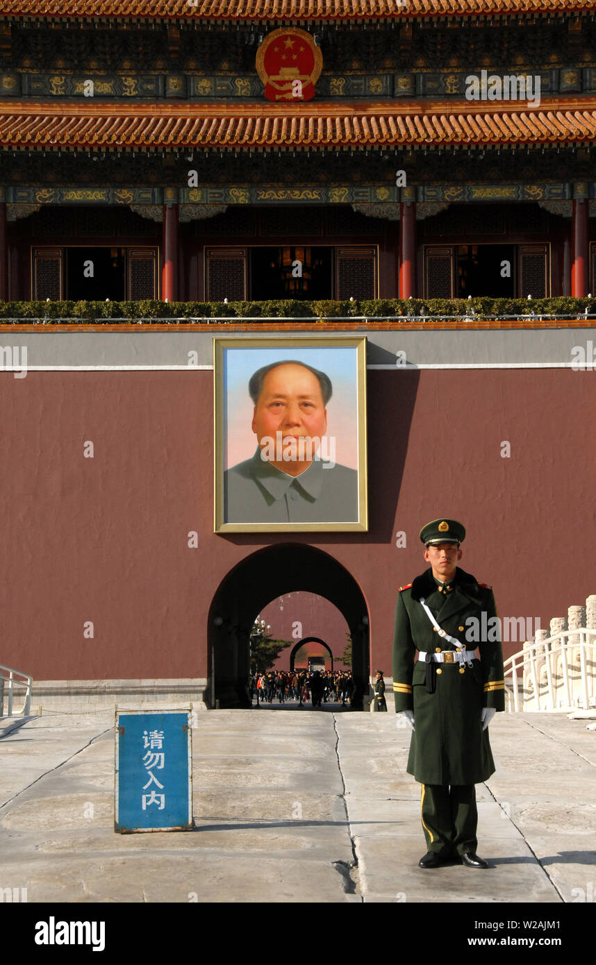 Guard stand auf dem Platz des Himmlischen Friedens vor dem Tor des Himmlischen Friedens mit einem Portrait von Mao Zedong (Mao). Platz des Himmlischen Friedens, Peking. Stockfoto