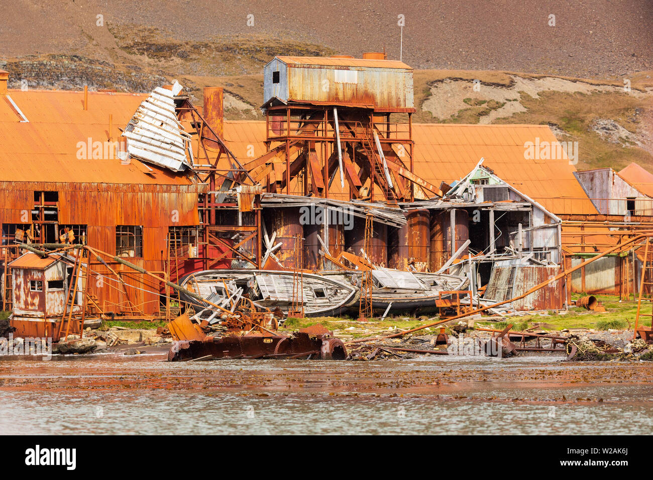 Heruntergekommenen verlassenen Gebäuden, Teil der walfangstation von Stromness South Georgia. Eine erhöhte Wellblech Hütte unsicher auf Gussrahmen ausgeglichen Stockfoto