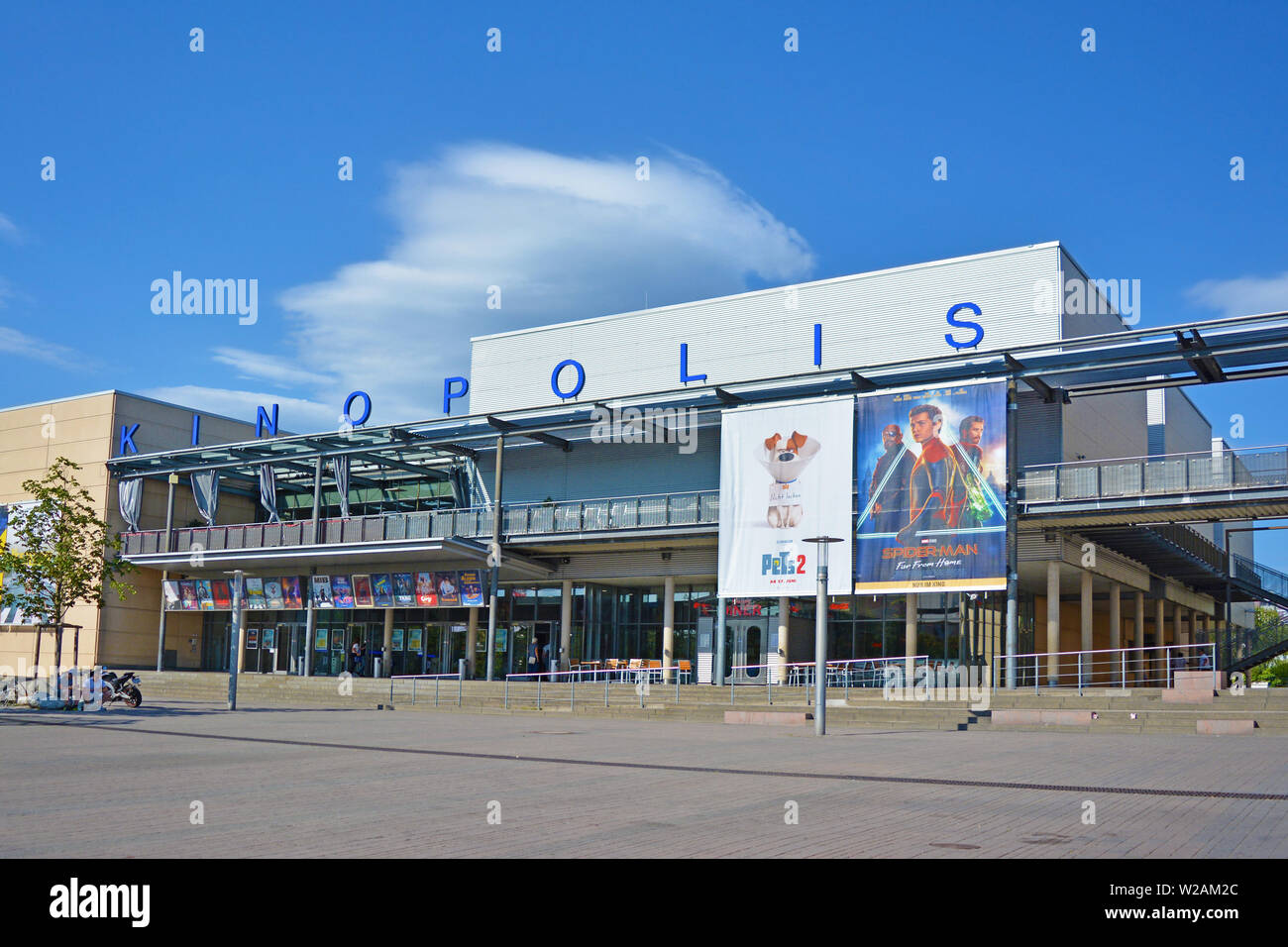 Viernheim, Deutschland - Juli 2019: Außerhalb der großen deutschen Kino Zweig namens "Kinopolis" mit Filmplakaten und großen Platz im Sommer Stockfoto