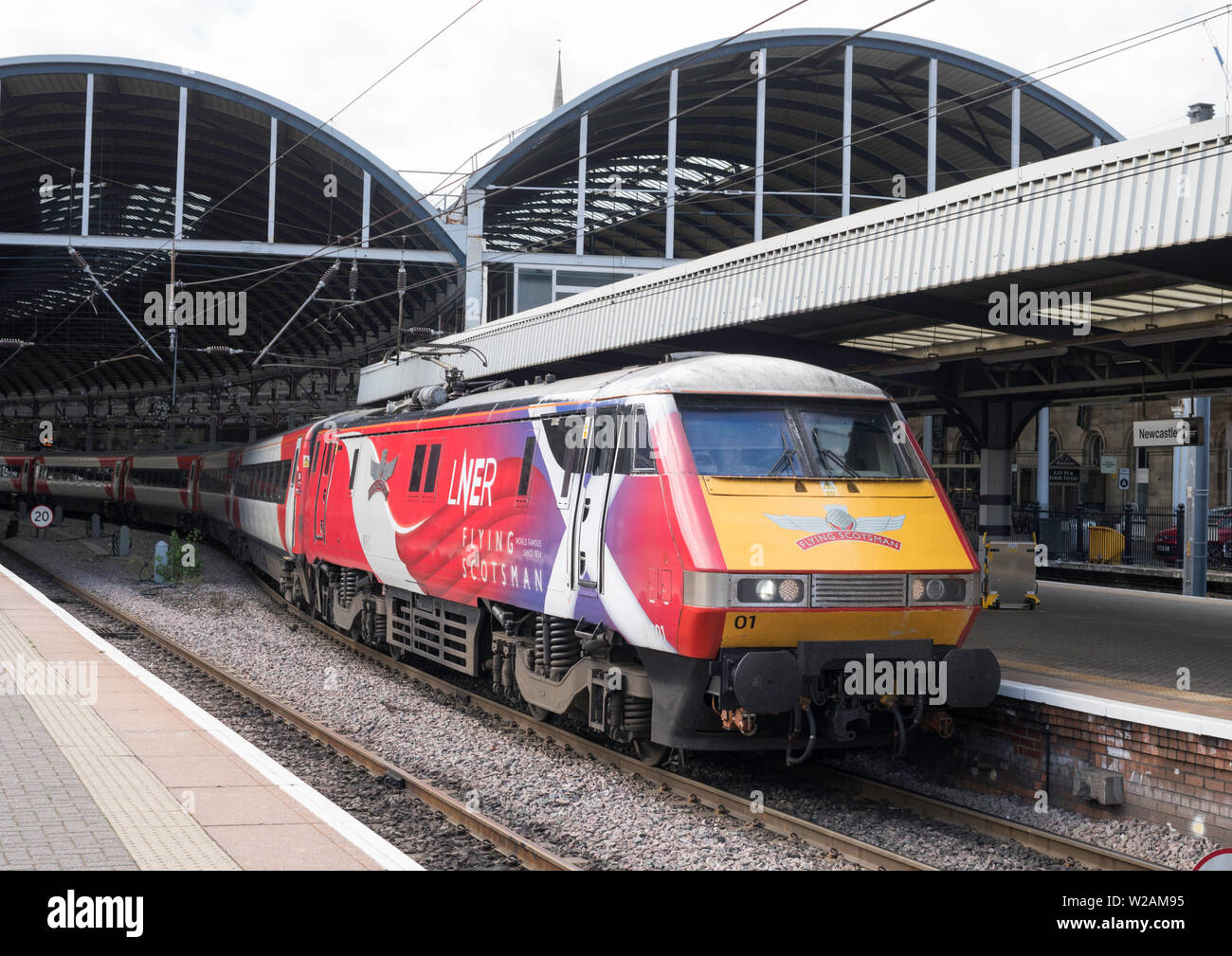 InterCity 225 Zug von Klasse 91 elektrische Lokomotive 91101 namens Flying Scotsman an den Hauptbahnhof von Newcastle, Newcastle upon Tyne, England, Großbritannien Stockfoto
