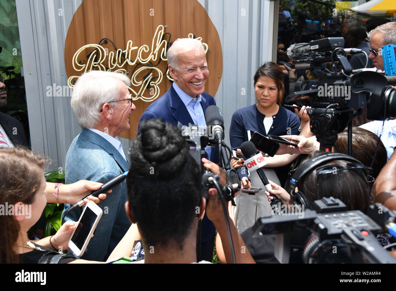 Charleston, USA. 07 Juli, 2019. Demokratische Präsidentschaftskandidaten der ehemalige Vizepräsident Joe Biden, Zentrum, lächelt, während einer Pressekonferenz mit ehemaligen Charleston Bürgermeister Joe Riley, Links, bevor Sie ein Mittagessen mit lokalen Beamten an den Metzger und Biene Juli 7, 2019 in Charleston, South Carolina. Riley, Bürgermeister der Stadt für 42 Jahre hat der ehemalige Vizepräsident bestätigt. Credit: Planetpix/Alamy leben Nachrichten Stockfoto