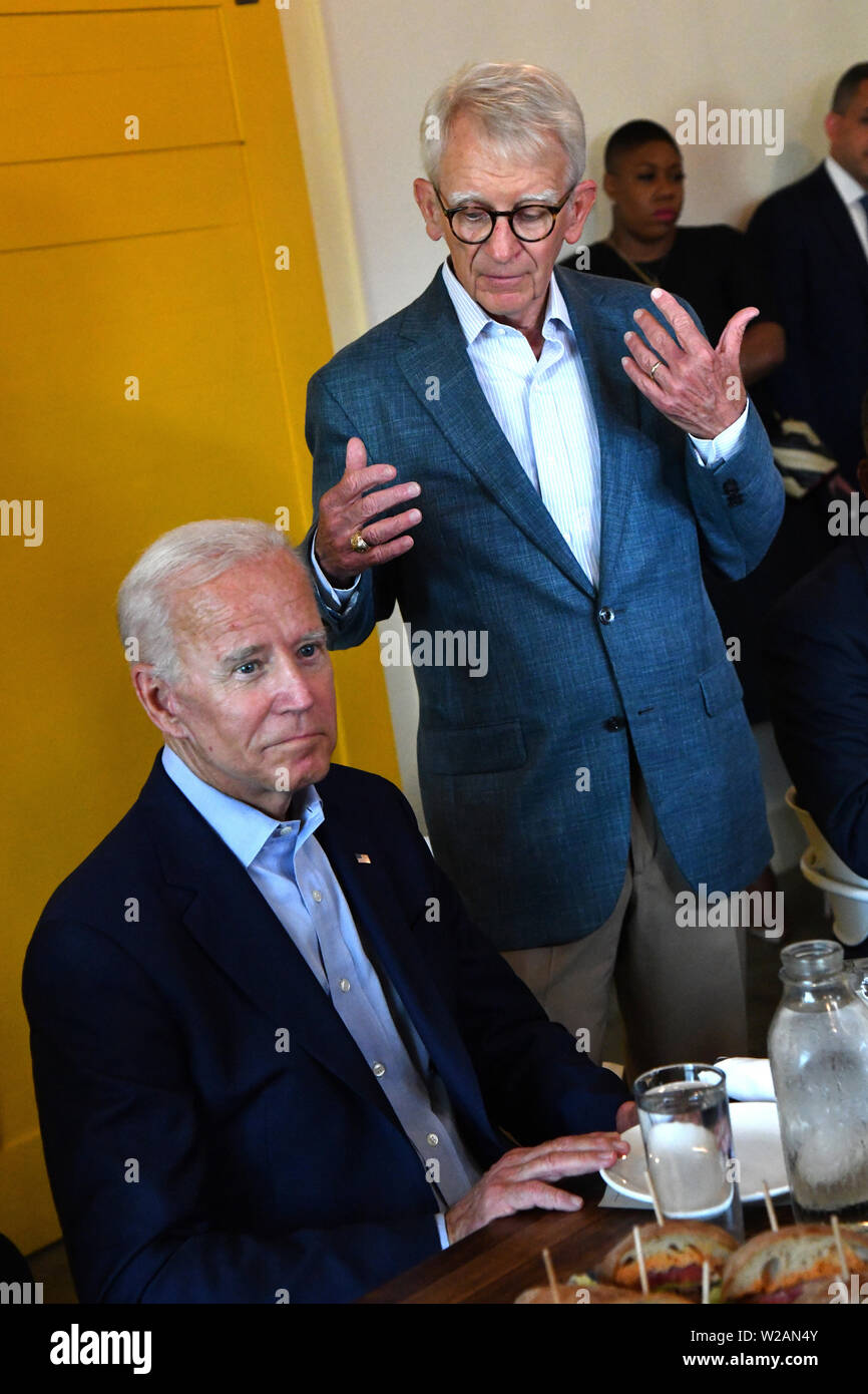 Charleston, USA. 07 Juli, 2019. Ehemalige Charleston Bürgermeister Joe Riley, rechts, stellt demokratischen Präsidentschaftskandidaten der ehemalige Vizepräsident Joe Biden bei einem Mittagessen mit lokalen Beamten an den Metzger und Biene Juli 7, 2019 in Charleston, South Carolina. Riley, Bürgermeister der Stadt für 42 Jahre hat der ehemalige Vizepräsident bestätigt. Credit: Planetpix/Alamy leben Nachrichten Stockfoto