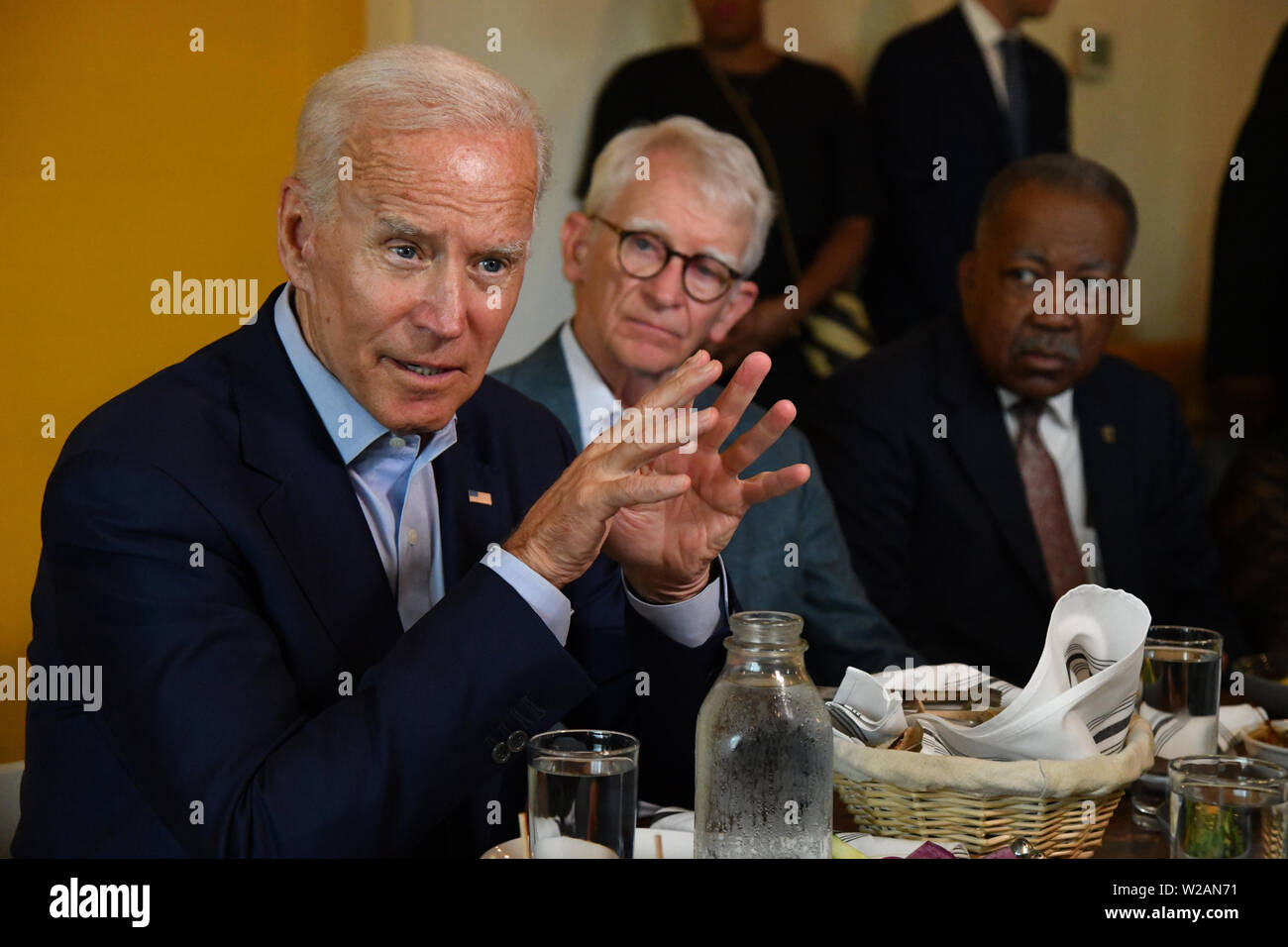 Charleston, USA. 07 Juli, 2019. Der ehemalige Vizepräsident Joe Biden spricht kurz bei einem Mittagessen mit lokalen Beamten als ehemalige Charleston Bürgermeister Joe Riley, rechts, schaut auf den Metzger und Biene Juli 7, 2019 in Charleston, South Carolina. Credit: Planetpix/Alamy leben Nachrichten Stockfoto