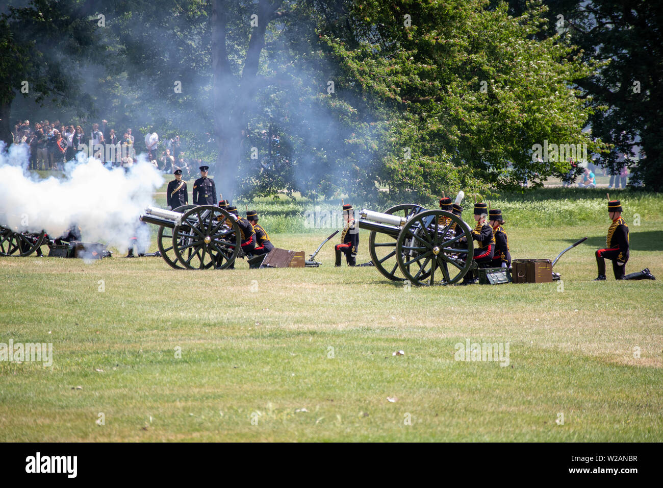 Dieses Foto zeigt die 21 Gun Salute für Präsident Trumpf im Green Park, der von der King's Troop Royal Horse artillery am 03/06/19. Stockfoto